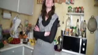 एक मानिस नाङ्गो बिल्ली मा एक श्यामा र उनको पेट मा सह