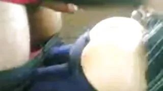 केटी मान्छे एक ठूलो कुखुरा बेकारी र विभिन्न पोज मा उनको बिल्ली गडबड हुन्छ