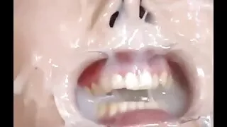 एक सुन्दर नाङ्गो रूसी केटी द्वारा गडबड बाथरूम आगन्तुक मा