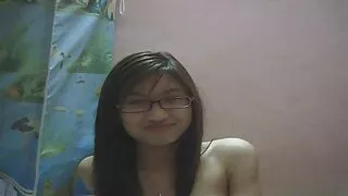 एक पटक एक सुन्दर पत्नी मुख र बिल्ली मा गडबड छ, र उनको पति उहाँलाई हेर्छ र एक्लै हस्तमैथुन