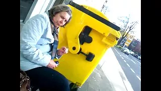 एक मुख-मैथुन पछि, मानिसहरू बिल्ली र गधा मा एक धेरै पतली केटी बकवास