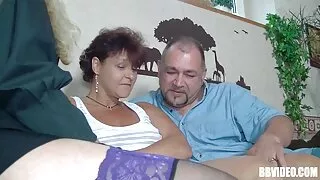 सुन्दर जवान श्यामा एक जवान मान्छे स्वादिष्ट सेक्स दिन्छ