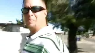 जवान केटी गरेको तंग बिल्ली हुन्छ एक ठूलो कुखुरा देखि एक मान्छे