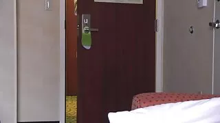 यो गोरा मजा र एक स्ट्रैपआन संग आफूलाई बकवास गर्न उनको समलैंगिक प्रेमिका विश्वस्त