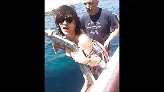 दुई समलैंगिकों र एक पुरुष एक रूसी घर त्रिगुट छ