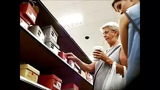 दुई बालिका प्रत्येक अन्य दुलहीको र साथी बकवास संग