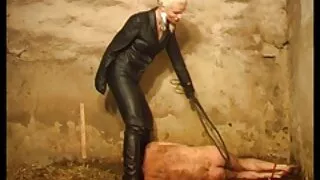 पुरुष एरो एक केटी एक मालिश दिन्छ र त्यसपछि बिल्ली मा उनको