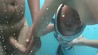 यो मान्छे आफ्नो विशाल कुखुरा संग केही सुन्दर कुतिया गडबड