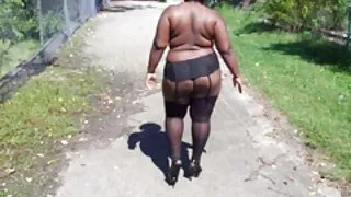 सुन्दर श्यामा पूर्ण एक मानिस संग