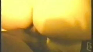 यो निलो आँखा केटी चाँडै कुखुरा चूसा र सह निगल