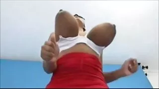 छोरा रूसी आमा मा बिल्ली र मुख संग विशाल कुखुरा