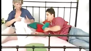 केटा केटी se छेद मा र विलाप बनाउँछ