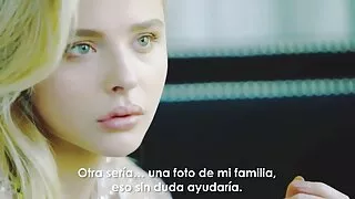 जवान मानिस मा गडबड गधा र मुख मा एक सानो ओछ्यान मा