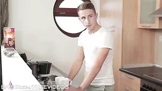 सुन्दर रूसी आमा उनको छोरा गरेको कुखुरा चूसा र त्यसपछि विभिन्न पोज उहाँलाई गडबड