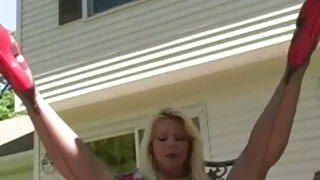 आकर्षक रूसी श्यामला बच्चा कुखुरा चूसना र बिल्ली मा दिन प्रेम