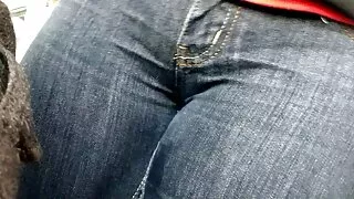 एक पुरुष सडक मा एक केटी भेट र नजिकैको घर को कोठरी मा उनको गडबड