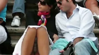 सुन्दर अठार वर्ष पुरानो गोरा उनको बिल्ली संग विभिन्न खिलौने