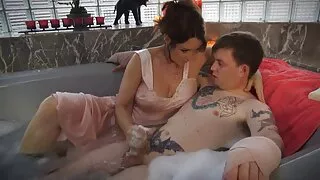 मान्छे मोटी आमा संग बकवास गर्न थाले र हिंसात्मक समाप्त