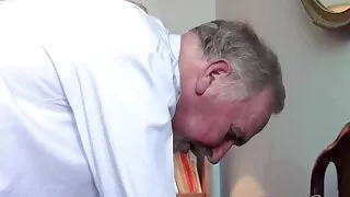 युवा गोरा संग ठूलो स्तन मित्र