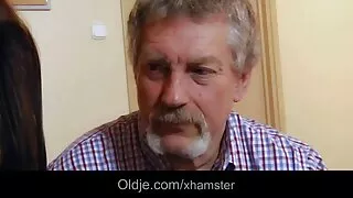 त्यो केटीले केटीलाई फोटो खिच्यो र त्यसपछि यो सुन्दर श्यामलासँग सेक्स गर्यो