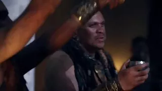 कोमल पत्नीले प्लम्बरको लिंग चुस्छ र उसलाई भान्सामा योनिपूर्वक दिइन्छ, जबकि पति-पत्नी घरमा छैन ।