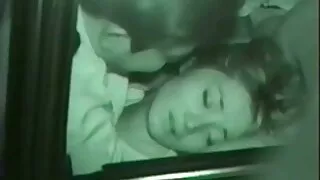 जवान सुन्दरता मान्छे गरेको ठूलो कुखुरा द्वारा मारा थियो