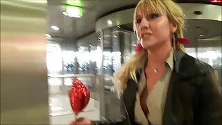 नौकरानी पोशाक मा तातो केटी बकवास गर्न एक मानिस माथि जगाए