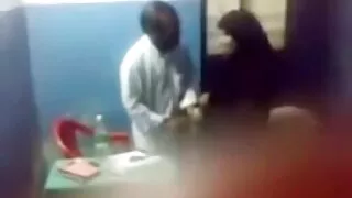 उत्तम सेक्स: जवान परिपक्व महिला बन्द सत्र गर्न